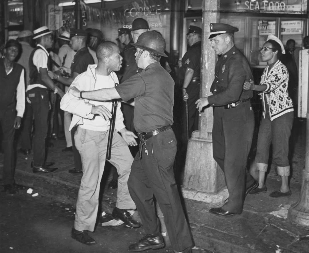 police arresting thieves